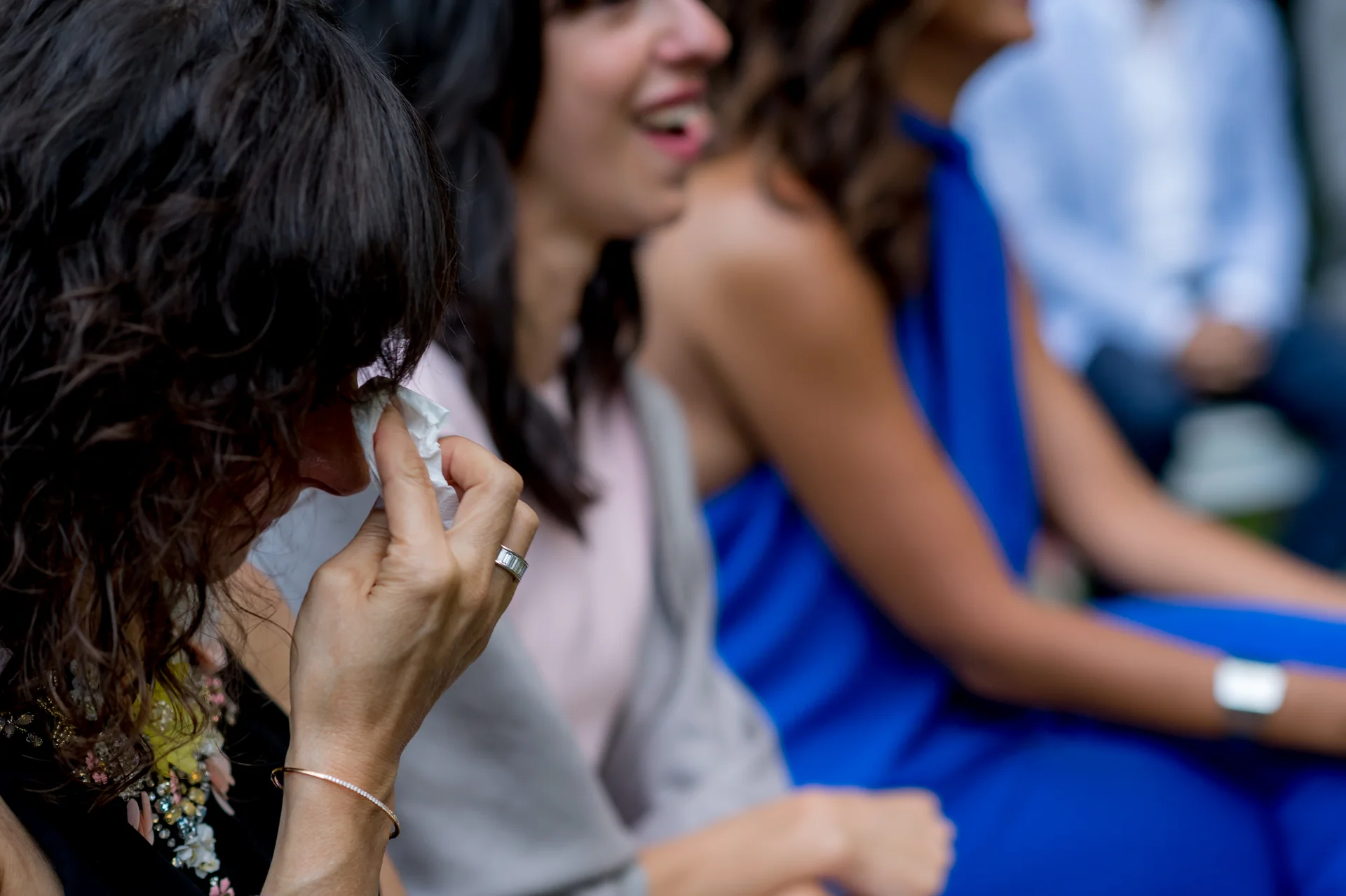 Raluca & Arnau — nunta Hadar Inima Pădurii Buzău cocktail invitati aperitive aer liber relaxat — fotograf nuntă
