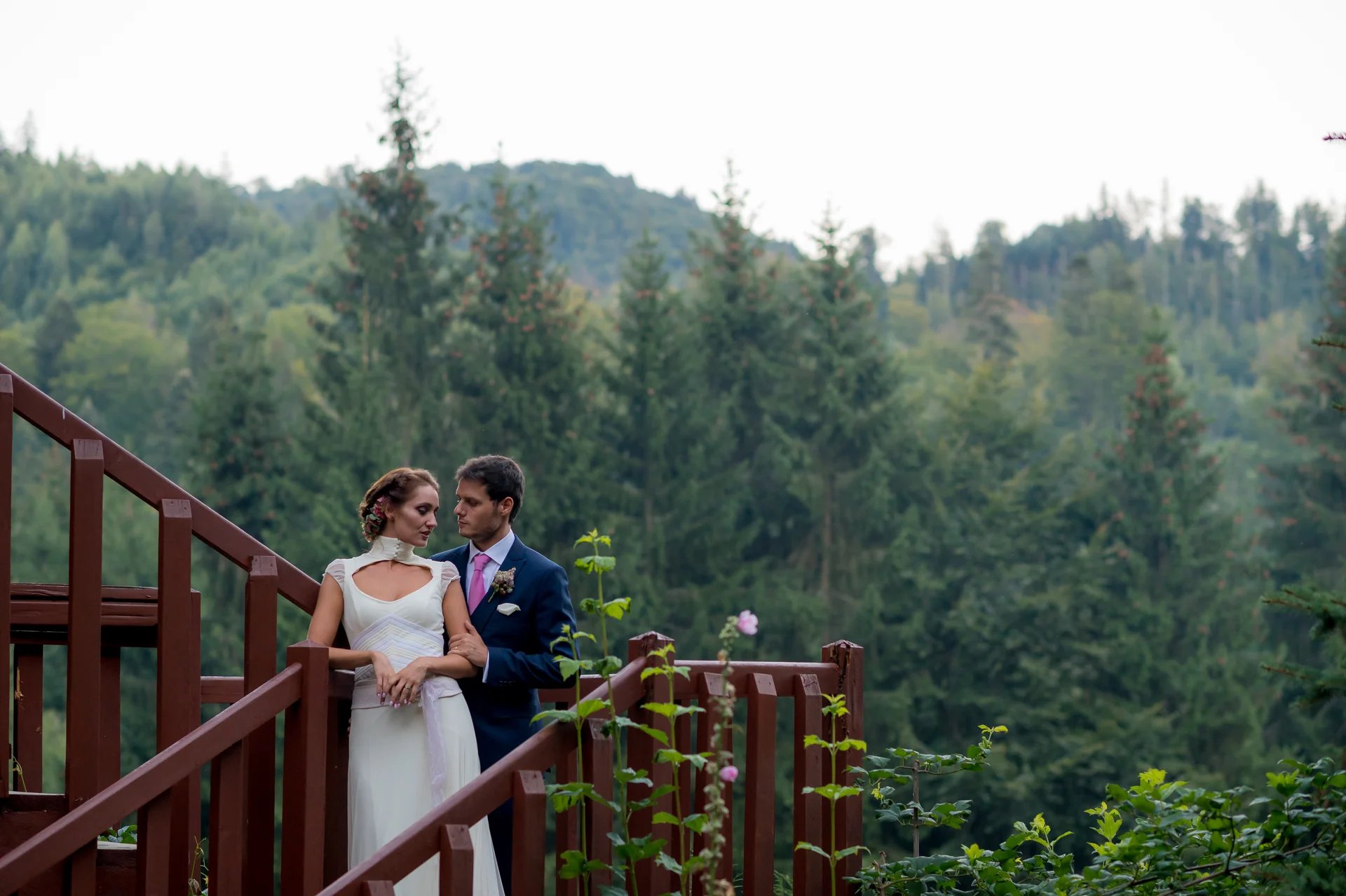 Raluca & Arnau — nunta Hadar Inima Pădurii Buzău primul dans miri lumini calde lemn chalet — fotograf nuntă