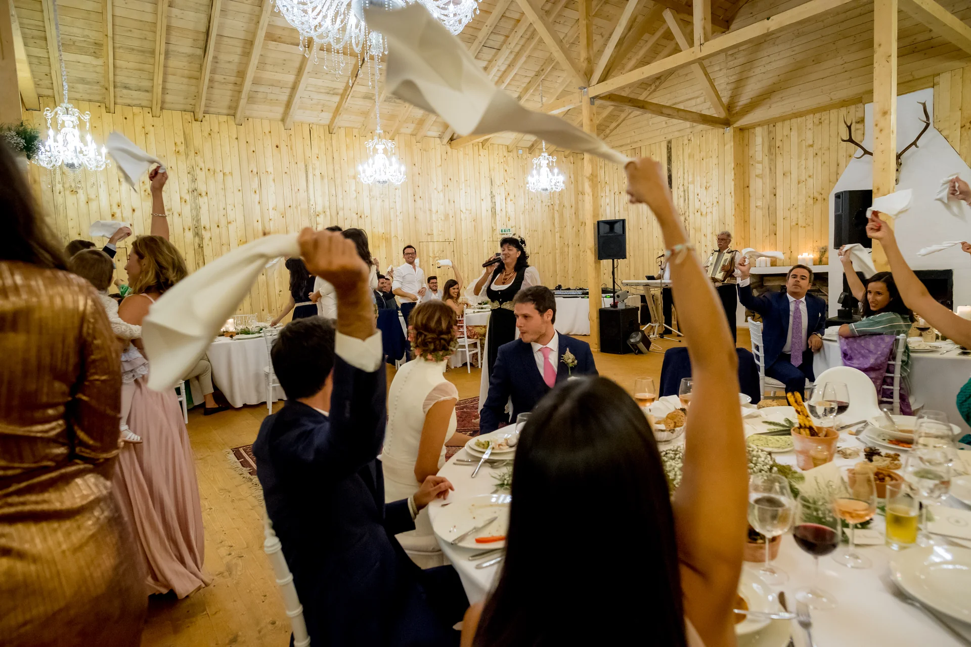 Raluca & Arnau — nunta Hadar Inima Pădurii Buzău petrecere dans blonda energie candid chalet — fotograf nuntă
