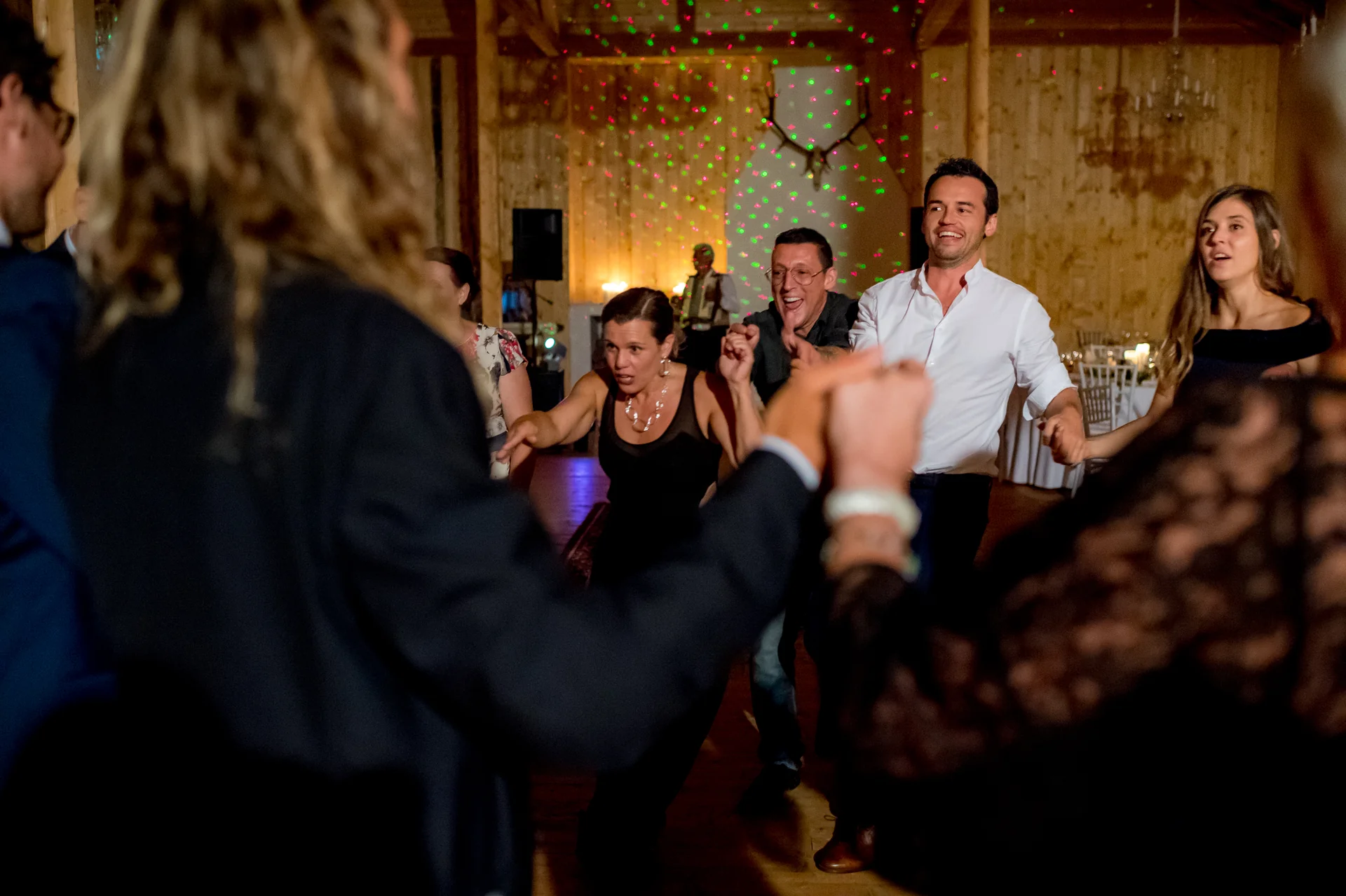 Raluca & Arnau — nunta Hadar Inima Pădurii Buzău cuplu prieteni dans imbratisare noapte chalet — fotograf nuntă