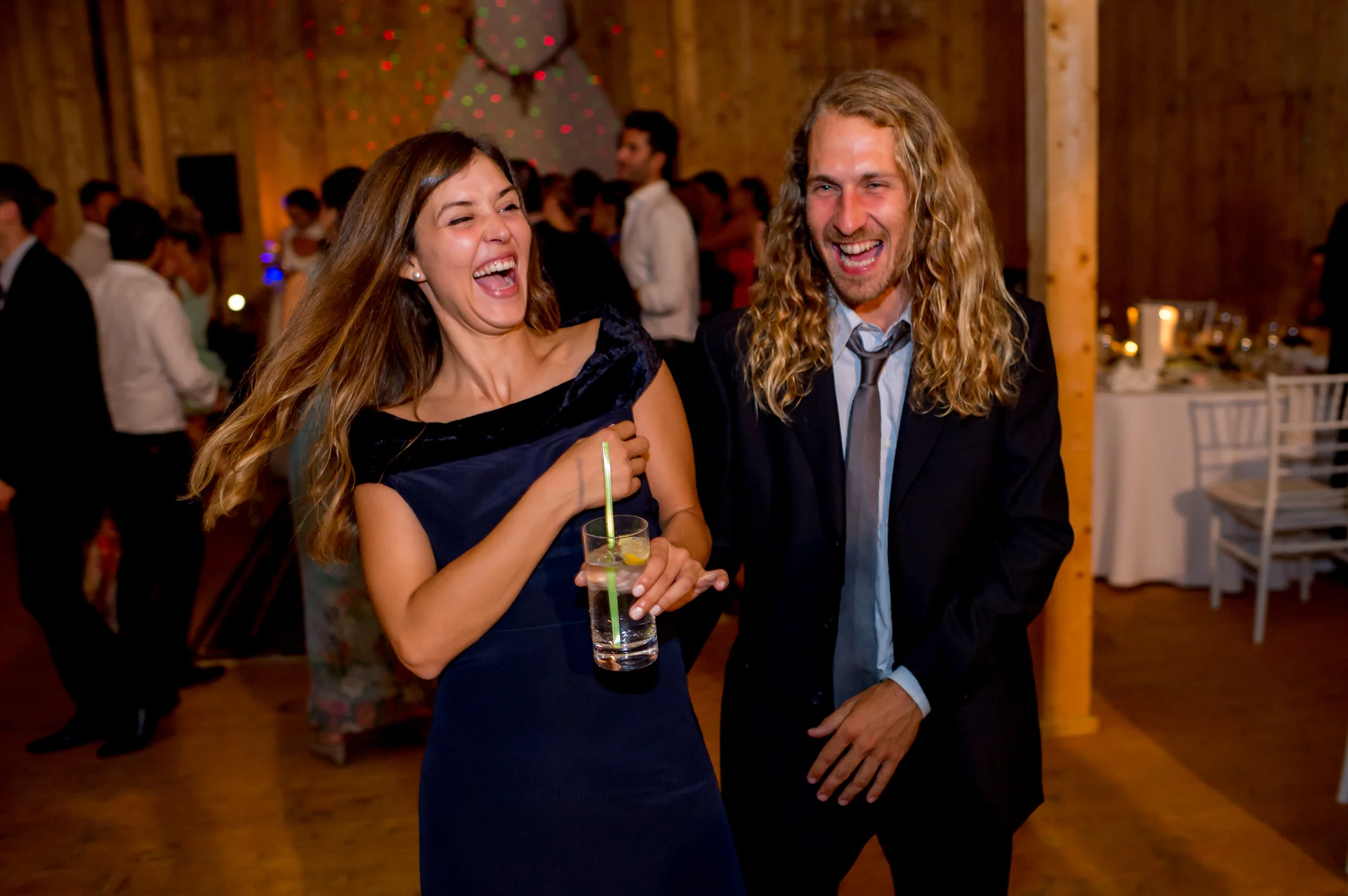 Raluca & Arnau — nunta Hadar Inima Pădurii Buzău prieteni spanioli fiesta dans emotie candid — fotograf nuntă