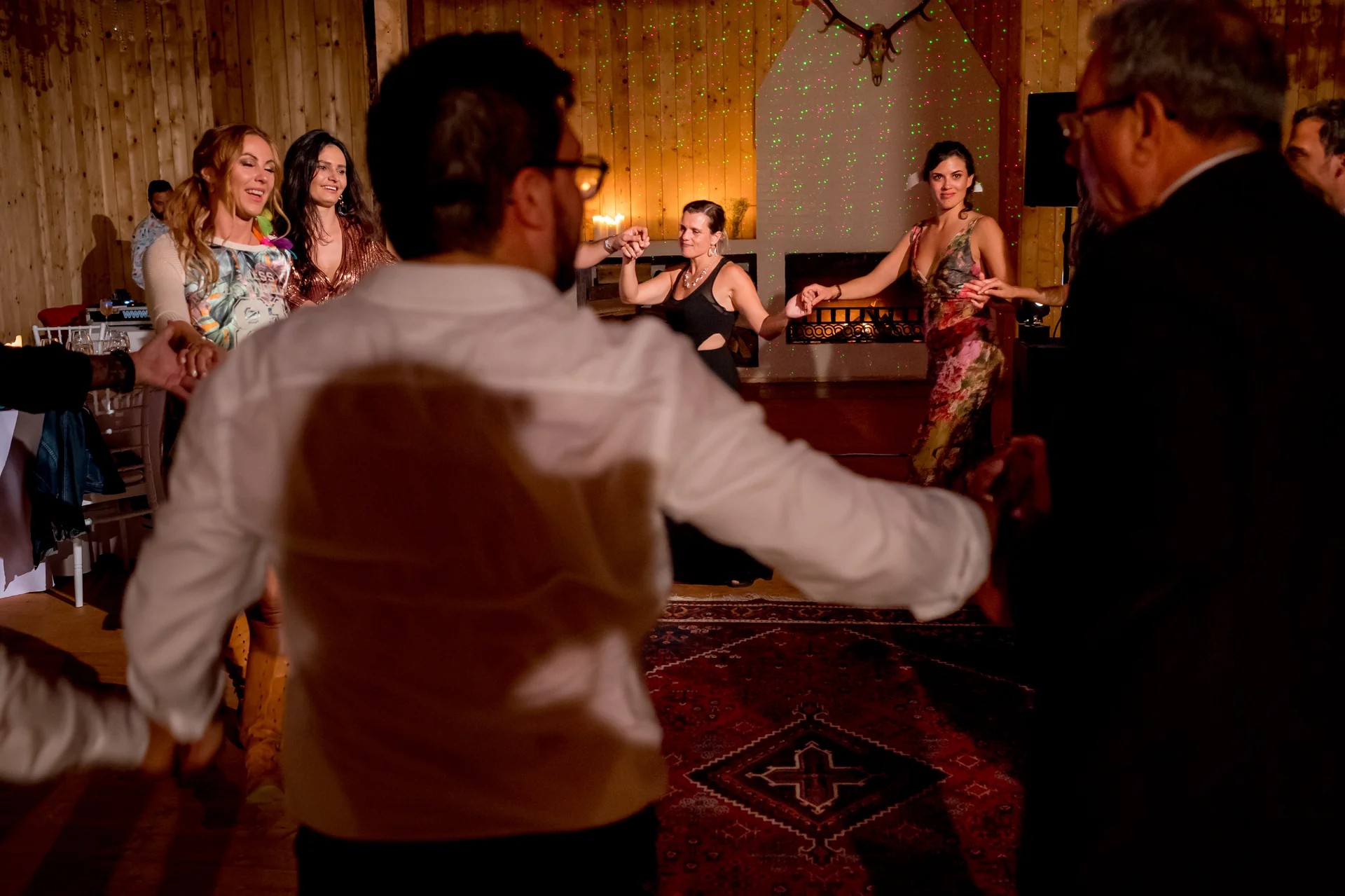 Raluca & Arnau — nunta Hadar Inima Pădurii Buzău final miri prieteni imbratisare grup noapte — fotograf nuntă