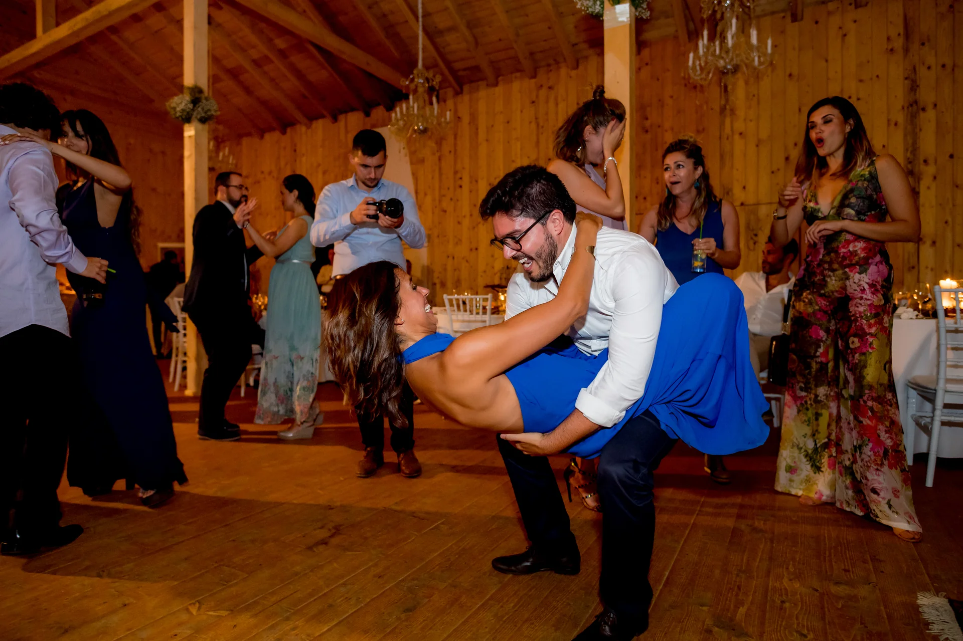 Raluca & Arnau — nunta Hadar Inima Pădurii Buzău final miri scantei lumini hadar chalet noapte — fotograf nuntă