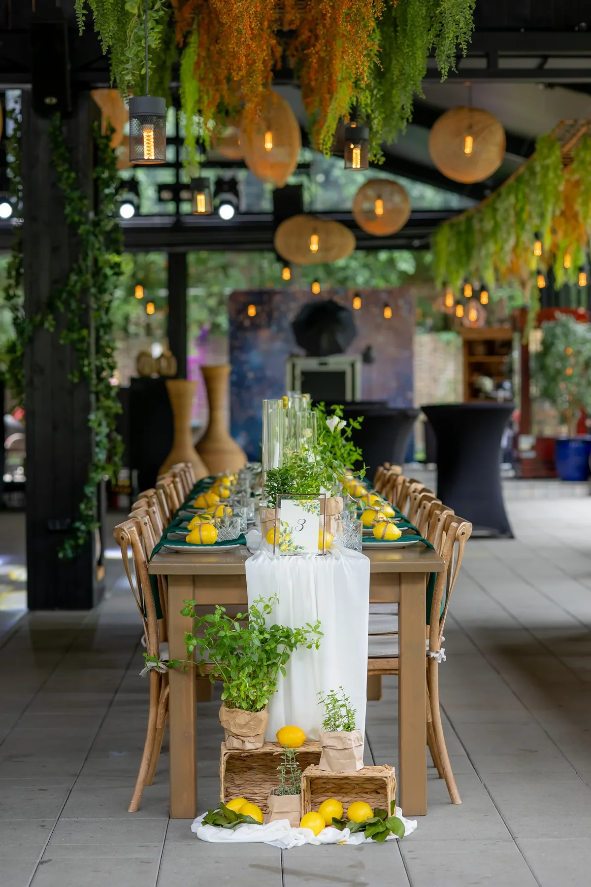 Mese aranjate cu decor floral verde la Wild Garden Cluj, la început de petrecere