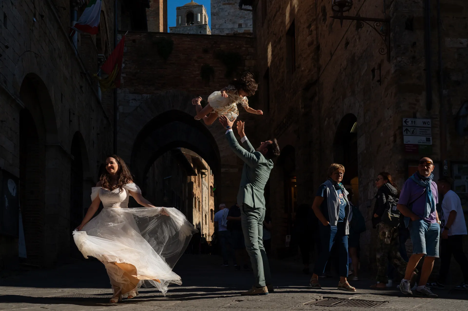 Roxana & Ionuț — nunta toscana italia roxana ionut mire copil mireasa strada medievala — fotograf nuntă