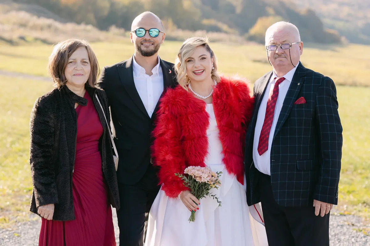 ceremonie în aer liber la The Barn, invitați așezați cu dealurile Feleacului în fundal