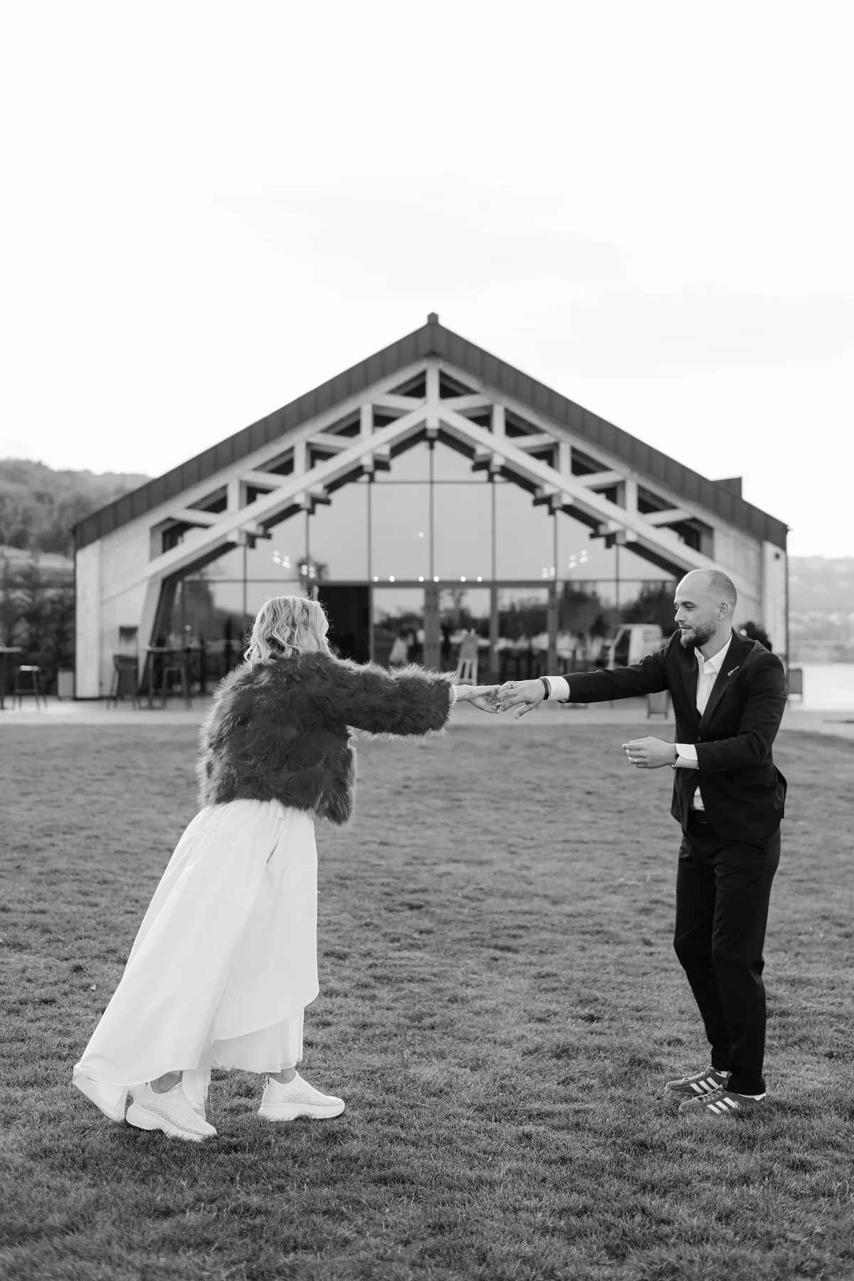 cuplu la plimbare prin câmpul din spatele locației The Barn, lumină aurie de după-amiază