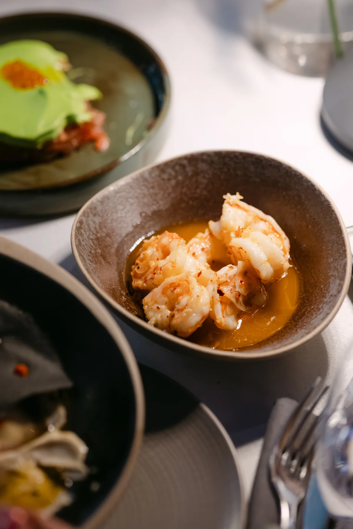 Detaliu de fine dining la Kupaj — creveți în bisque și tartar de avocado în boluri de ceramică, la un botez în Cluj-Napoca