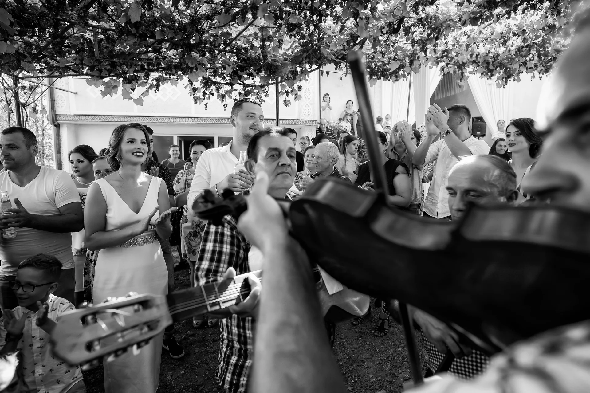Vicky & Dimitri — nunta tarsolt negresti oas tradițional miri coroane aurii ceremonie preot bw emotie — fotograf nuntă