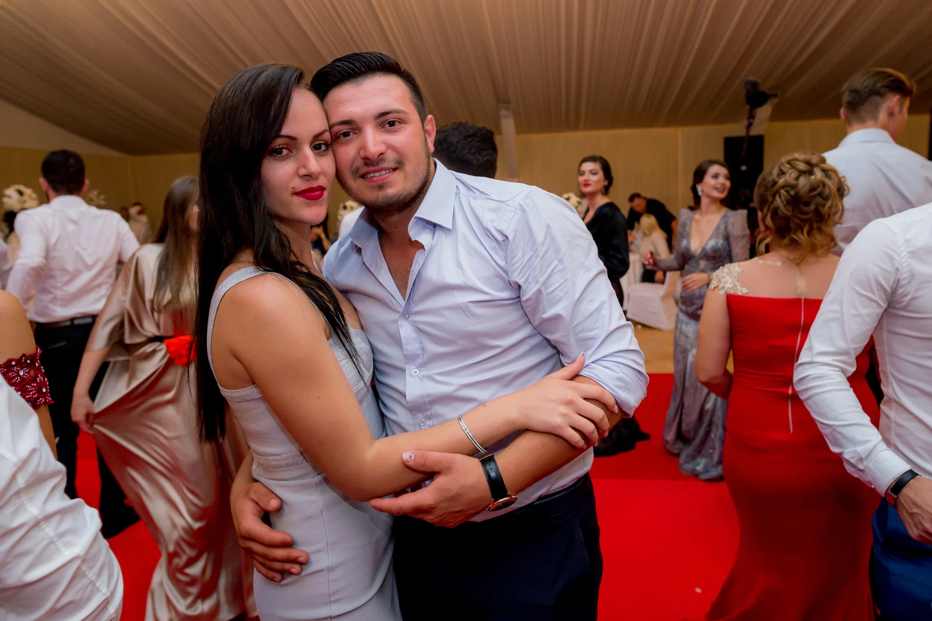 Vicky & Dimitri — nunta tarsolt negresti oas tradițional miri moment intim dans lent seara — fotograf nuntă