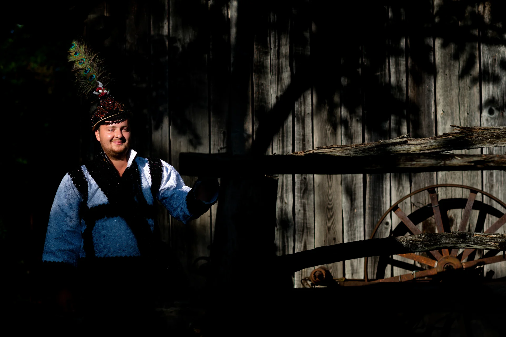 Vicky & Dimitri — nunta tarsolt negresti oas tradițional muzeul satului negresti oas mire palarie cu pene costum osenesc traditional — fotograf nuntă