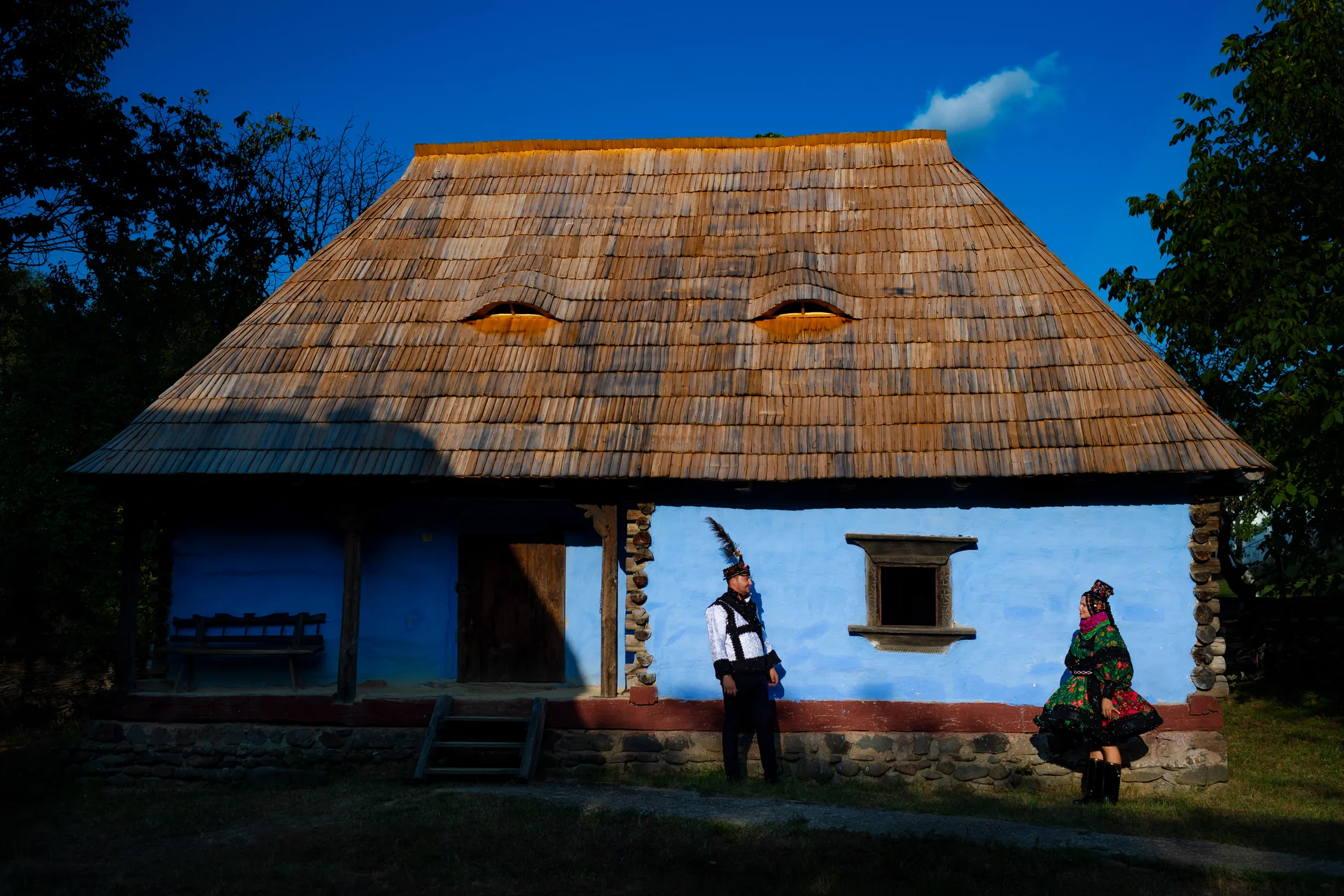 Vicky & Dimitri — nunta tarsolt negresti oas tradițional muzeul satului negresti oas cuplu tradițional case oas peisaj — fotograf nuntă