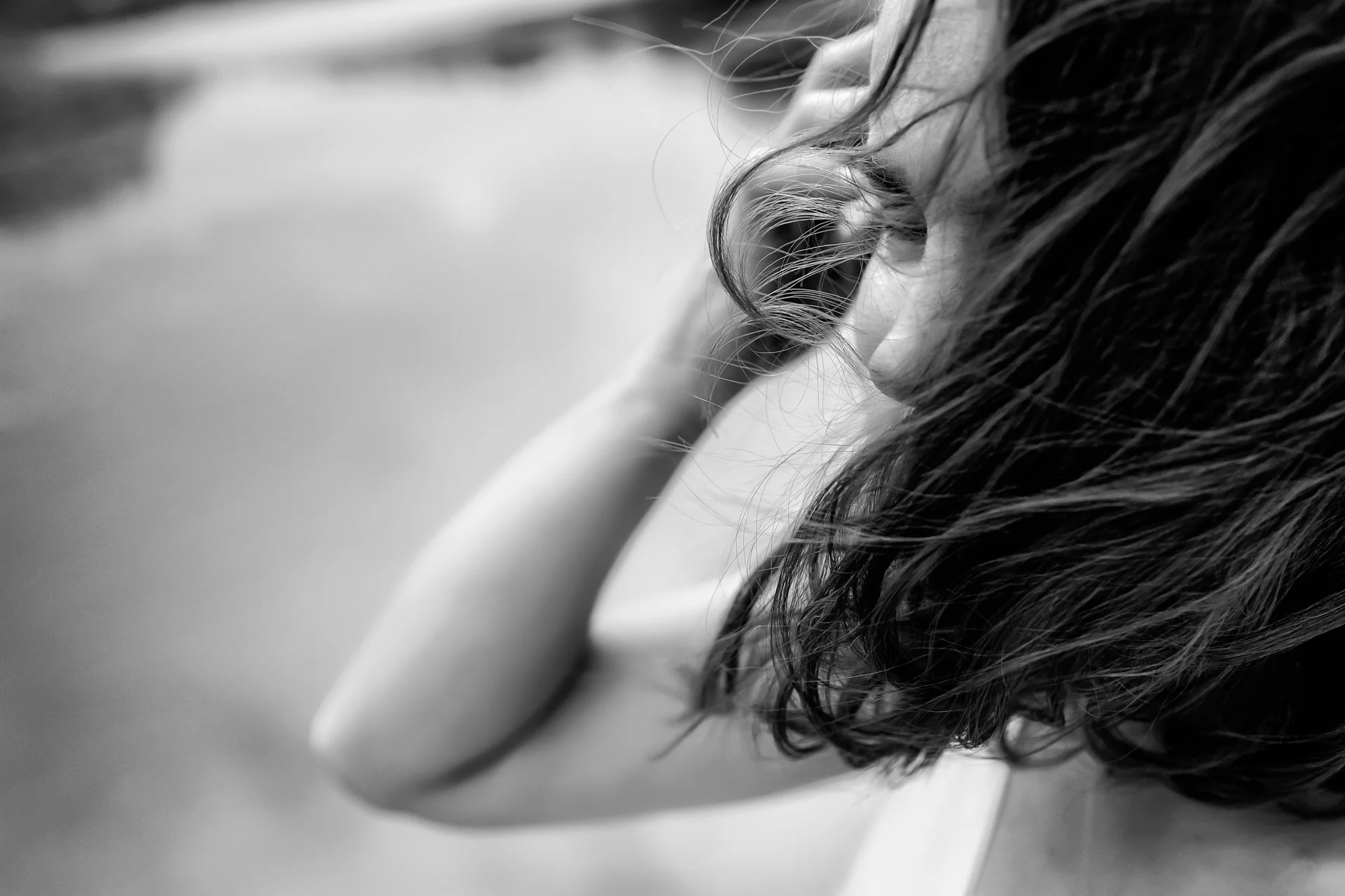 Vicky & Dimitri — nunta tarsolt negresti oas tradițional ttd mire mireasa portret intim sarut bw — fotograf nuntă