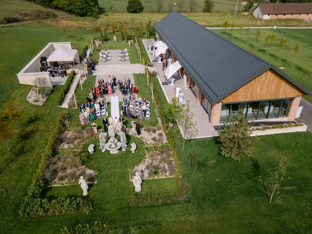 nuntă Wild Hills văzută de pe deal, domeniul Jucu lângă Cluj